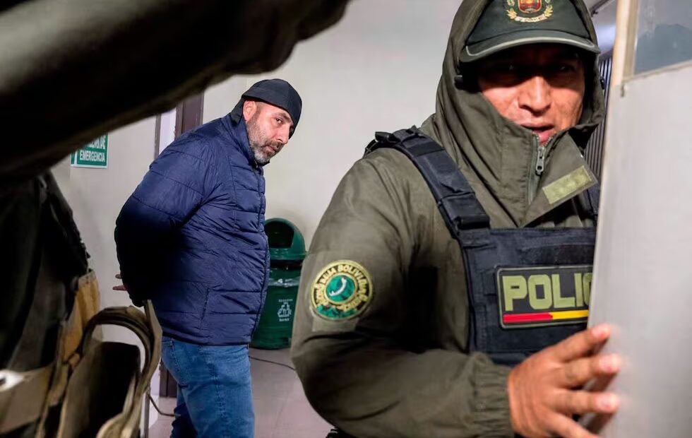 TarquinoPaspala's tweet photo. 👁️ Mala noticia para la ultra derecha, detienen en Bolivia por homicidio frustrado al argentino Fernando Cerimedo. Este tipo es experto en fake news y usar granja de bots para atacar rivales políticos. En Chile "trabajo" en los dos plebiscitos y en campaña con cercanos a Kast. https://t.co/z9pwOqQN5F
