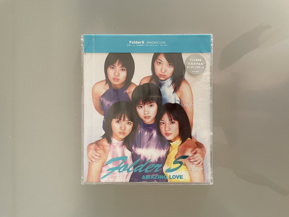 hanimage58's tweet photo. 2000年8月23日にFolder5の「AMAZING LOVE」が発売されて26周年。ROSEの「A SONG FOR YOU」のカバーで、本作からユーロビート路線になりました。ASAYANのEDテーマでございます。昔、自転車に乗りながらノリノリで歌っている中学生くらいの男の子が横を駆け抜けて行きました。
#Folder5
#AMAZINGLOVE https://t.co/uyQ7M5V3i3