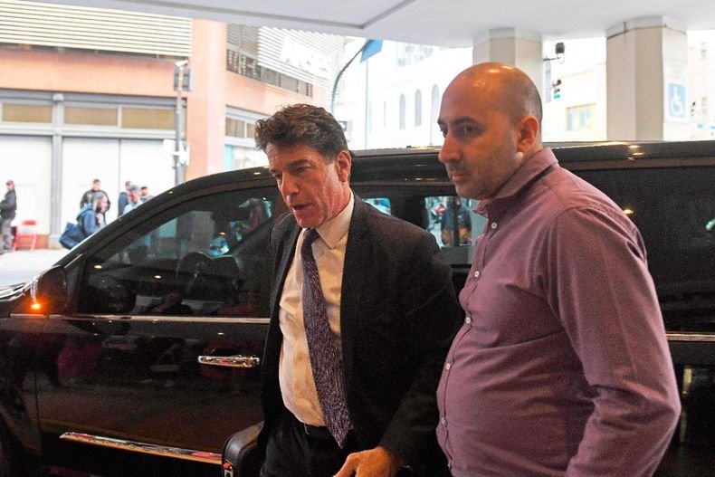 TarquinoPaspala's tweet photo. 👁️ Mala noticia para la ultra derecha, detienen en Bolivia por homicidio frustrado al argentino Fernando Cerimedo. Este tipo es experto en fake news y usar granja de bots para atacar rivales políticos. En Chile "trabajo" en los dos plebiscitos y en campaña con cercanos a Kast. https://t.co/z9pwOqQN5F