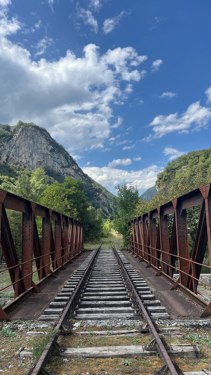ingeniquitecto's tweet photo. @Benasque_ Este final de verano nos hemos venido a otro valle…
La línea de Canfranc que el lado francés nunca recuperará https://t.co/4kgwbskJsG