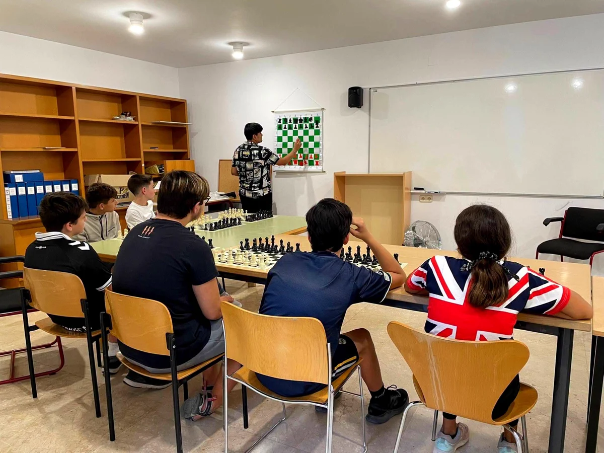 Ayuntamiento de San Martín de la Vega on X: "♟️🏆 Andrés Ingunza, profesor  de la Escuela de Ajedrez de #SanMartinDeLaVega se ha proclamado campeón del  CECLUB 2ª División Sur 2026. 👏 Un