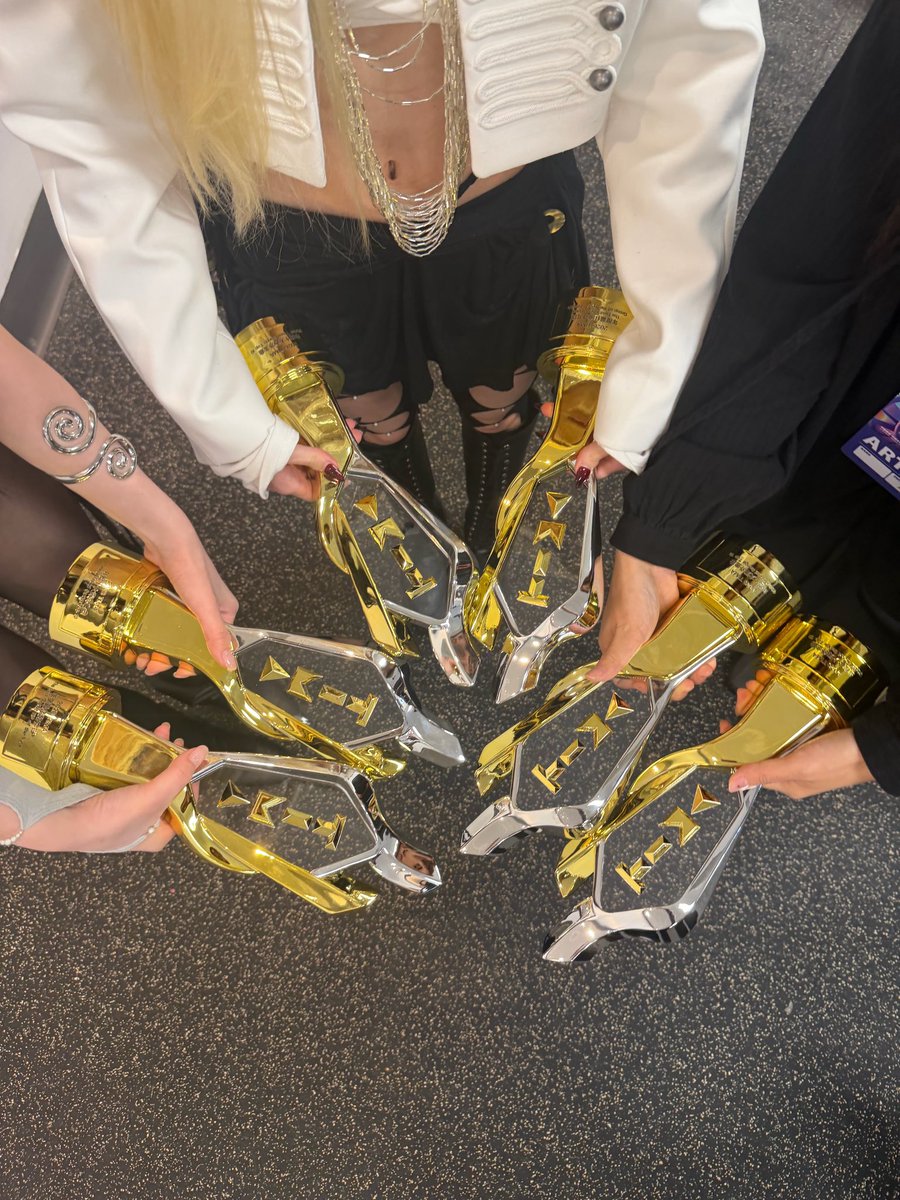 scrumptiouscinn's tweet photo. RT @ujiminphoria: KARINA AND ALL OF AESPA GIRLIES RECEIVED THE AWARD FOR THEIR SOLO SONG. THIS IS SUCH A FLEX OMG😭 https://t.co/EdNsS4qniE