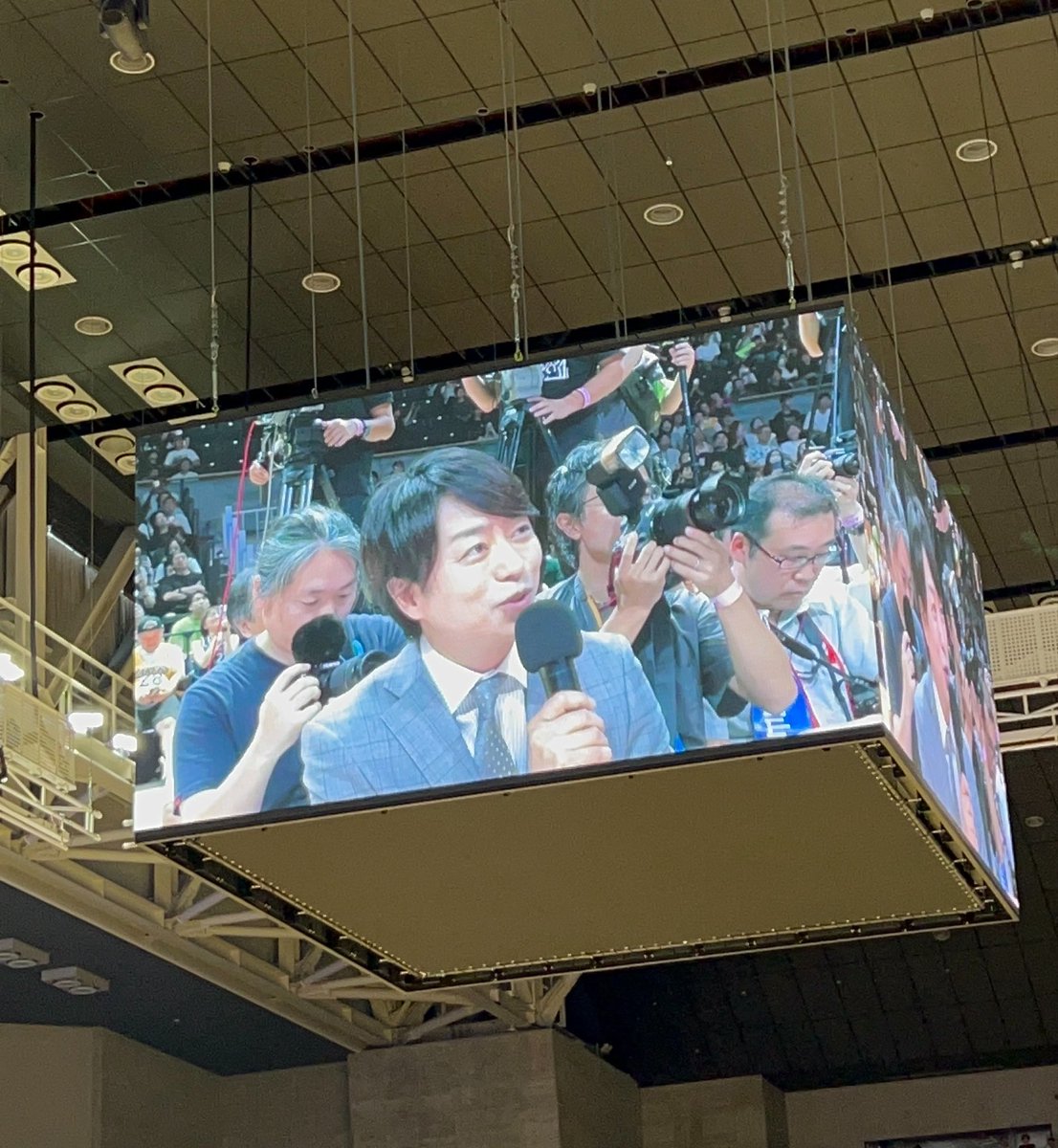 keriagete_date's tweet photo. 今日八村塁見に行ったら櫻井翔まで見れてしまった何事why？？？
顔良し💯声良し💯姿勢良し💯で、櫻井翔は生で見てもTVで見ても最高なんだナ…🫰を感じた。 https://t.co/co2czU2YfT
