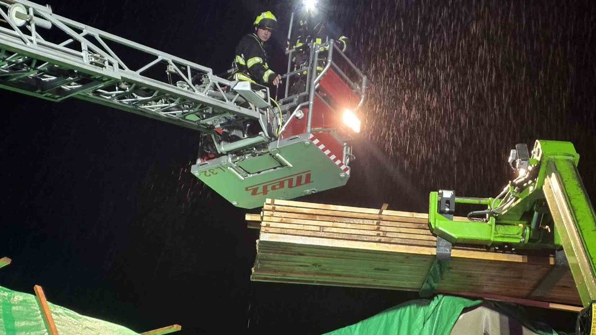 CzHasici's tweet photo. Nepříznivé počasí zaměstnalo hasiče. Za 12 hodin vyjeli v Libereckém kraji téměř padesátkrát https://t.co/AZMeU0hyKs
🌳🌧️ Popadané stromy, poškozená střecha i voda. Hasiči řešili téměř 50 technických zásahů 🚒⚠️ #HasiciCZ #iZS #HZSCR #JSDH #LibereckyKraj #pocasi https://t.co/V7kUtV9Ywq