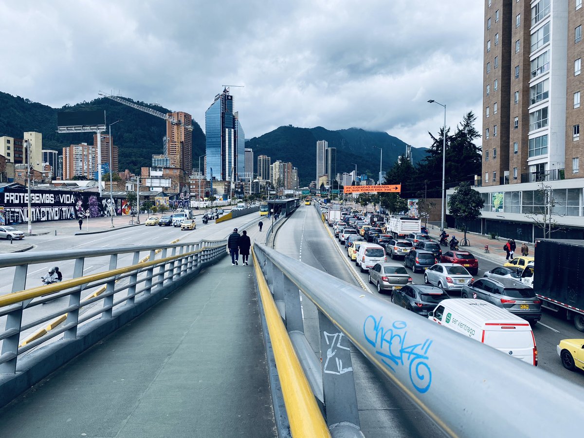 WilchDesign's tweet photo. Bogotá, su tráfico lenta y la montaña que se levanta. #BOGOTÁ https://t.co/bNnxs871kj
