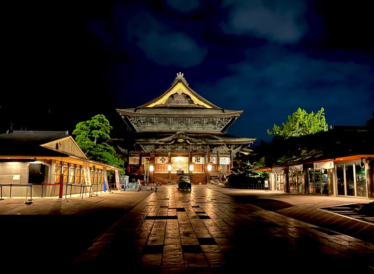E_Kitsune_'s tweet photo. 夜のお寺散歩 https://t.co/SsPkjwn11k