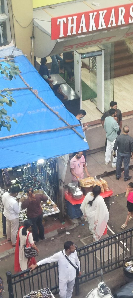 NCPSHRISHESH's tweet photo. @mybmcWardRC @Borivali_PS @SanjayRupadhyay जांभळी ग���्ली,एल.टी रोड,एस.व्ही रोड,चंदावरकर रोड, भाजी मार्केट येथील अनधिकृत फेरीवाले व अनधिकृत बांधकाम करून फुटपाथ कव्हर केलेल्या फेरीवाल्यांवर कारवाई करा @mybmc https://t.co/LAV9OQAVtM