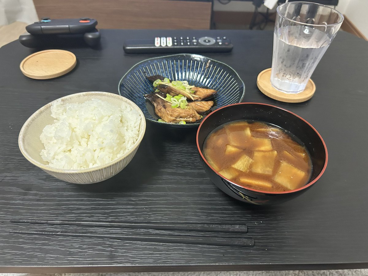 ikeyuuki_19's tweet photo. 今日は、ひっさびさに気合いの入った練習ができて満足でした。
練習後実家に帰ったところ、おじいからたまには魚も食べなあかんとお叱りを受けたためブリを煮ました。
下処理中くさすぎてビビったけど、出来上がったら非常に美味しかった。 https://t.co/eJRCryyL8n