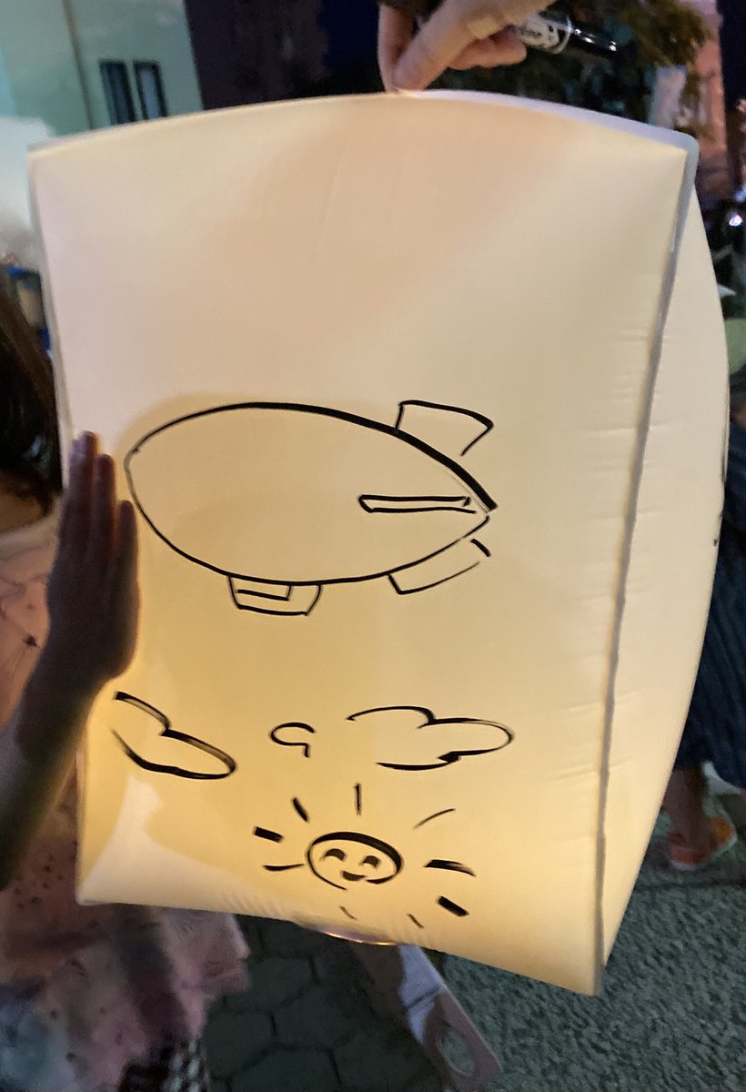 patch_skyblue2's tweet photo. 人生で初めてランタンも飛ばしてみた
キレイで幻想的だし、空に浮かぶものを見上げる、というだけで蘇る思い出…
生きてるうちにもう一回飛行船が見られますように😁 https://t.co/XYeRvXAxWW