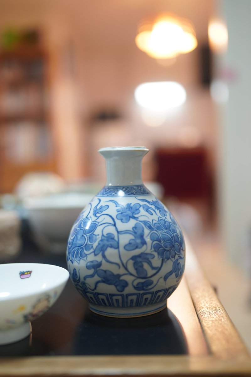 peachcanister's tweet photo. 大槻香奈さん・Q太郎さん講師『みんなで学ぼう！「焼き物と絵画の見方」お勉強会② –フォルム編–』🏺
焼き物の価値は「なり」と「ころ」と人の関係が重なり、生まれる調和に宿る🌿
実際の形と、釉薬と絵付が生む表面で知覚されるフォルムは同じではなく、造形は形と表面が響き合うことで立ち上がる🏮 https://t.co/EgVxP4XSkM