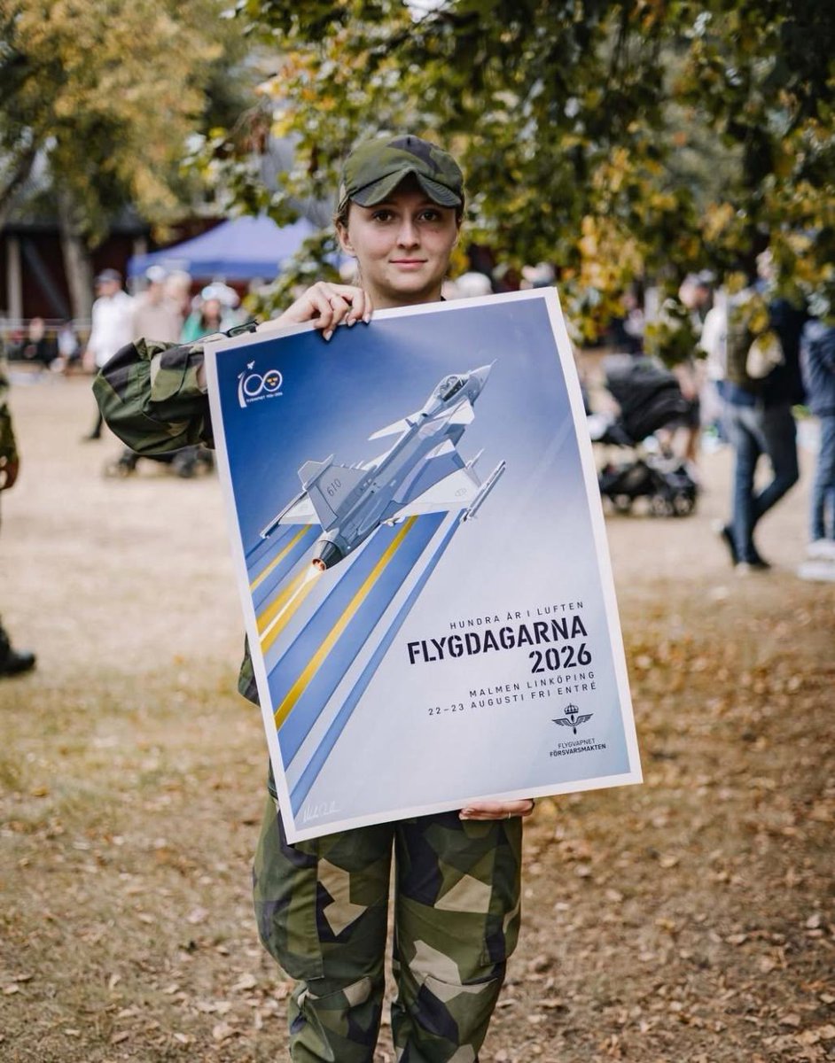 PlJonson's tweet photo. 100 år av svenskt flygvapen. Fick idag möjlighet att delta vid Flygdagen och se dåtid, nutid och framtid – från B 17 och Flygande tunnan till Draken, Viggen och Gripen. Ett sekel av mod, kunnande och teknisk utveckling har gjort Sverige till en flygnation i världsklass. (1/3) https://t.co/DfGZZfciHU
