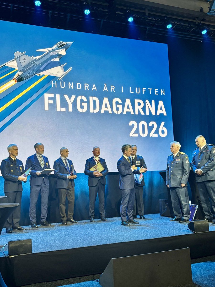 PlJonson's tweet photo. 100 år av svenskt flygvapen. Fick idag möjlighet att delta vid Flygdagen och se dåtid, nutid och framtid – från B 17 och Flygande tunnan till Draken, Viggen och Gripen. Ett sekel av mod, kunnande och teknisk utveckling har gjort Sverige till en flygnation i världsklass. (1/3) https://t.co/DfGZZfciHU