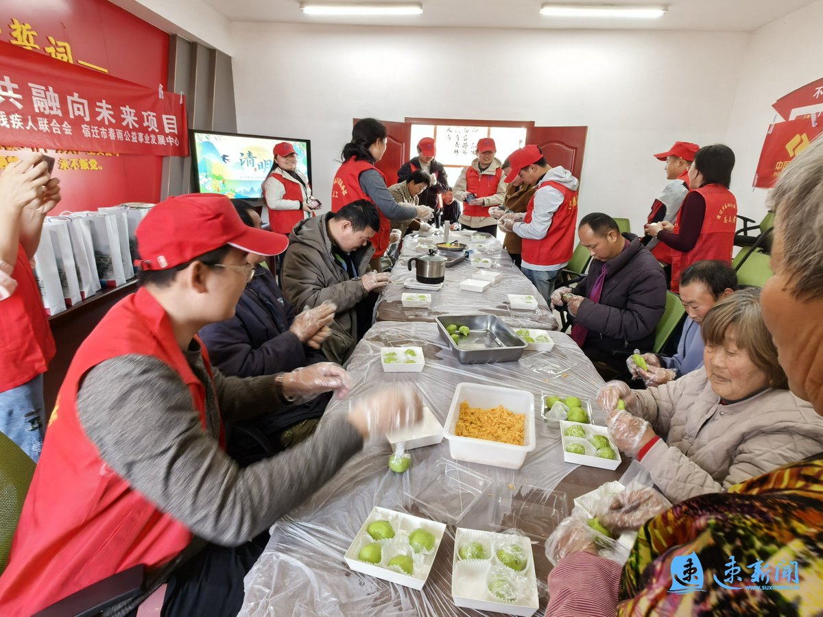 Tuyeii's tweet photo. Just wrapped up 3 days of volunteering at the community food drive! Packed 1,200 meal kits for low-income families u0026 got to hear stories from local elders. Grateful for this chance to give back ， https://t.co/oFyhkK8MDa