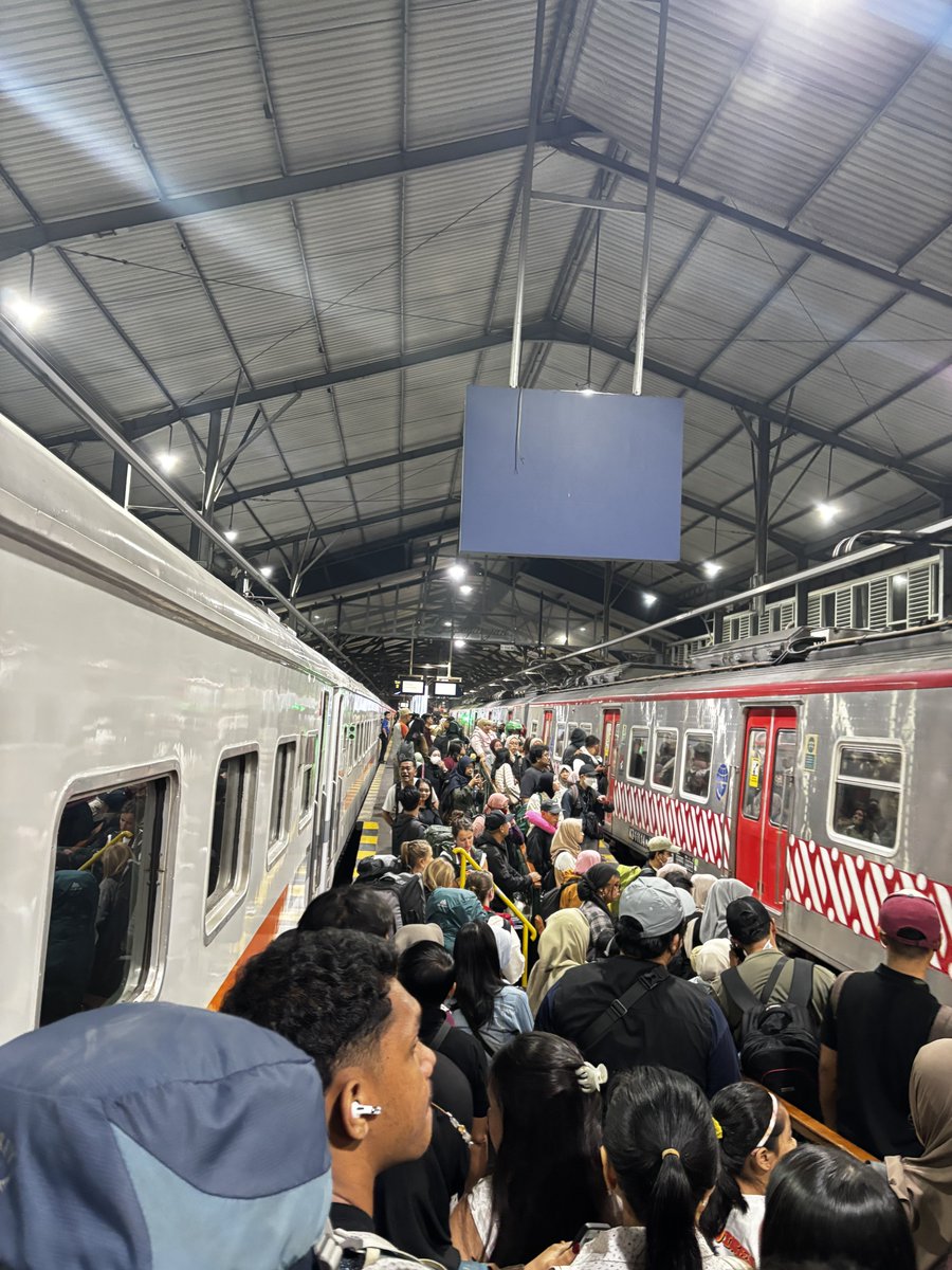 bersuwara_'s tweet photo. INI SELURUH INDONESIA KE JOGJA KAH ANJIR😭😭😭

PADA NYARI APAAN SIH DI JOGJAAA😭😭😭 https://t.co/GaxXTpbx3E