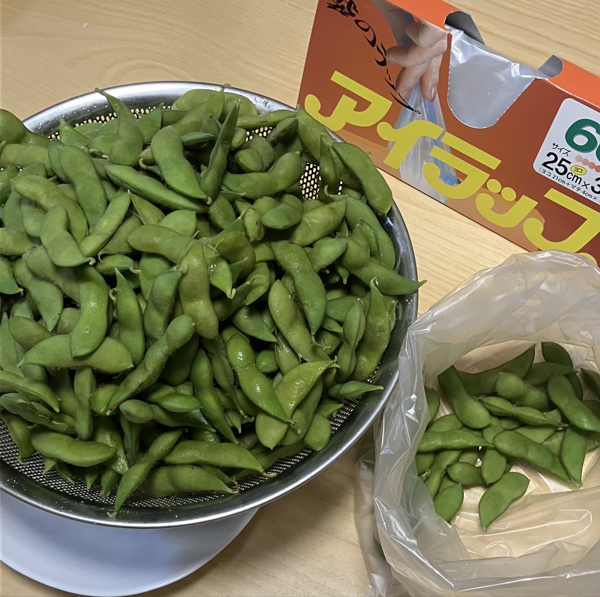 chiakimal's tweet photo. 枝豆（茶豆）を大量に茹でた後は味見と称して1/4ぐらい食べ扇風機で冷ました残りをアイラップで保存するのが新潟市民しぐさ https://t.co/kANvcUkUFs