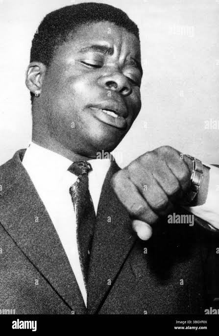 LitsaniChoukran's tweet photo. Ancien président de l’Assemblée nationale, étoile montante de la politique en RDC dans les années 2000. Il fonde son propre parti et se met à réclamer plus de pouvoir pour Kabila. On le voit alors partout au sommet, sauf, vingt ans plus tard, en 2026, à se disputer avec le bras droit d’un leader, au sein d’un parti qui n’est même pas le sien, pour savoir qui aura le droit de porter les sacs à la descente d’un avion ! Tout en se mettant, désormais, au service du Rwanda.

Papa Cléophas, Jean Marteau, Tala Muana otikela biso ? Même le Faucon noir de Mogadiscio doit être étonné. Peut-on tomber si loin d’un baobab? Quelle chute !
