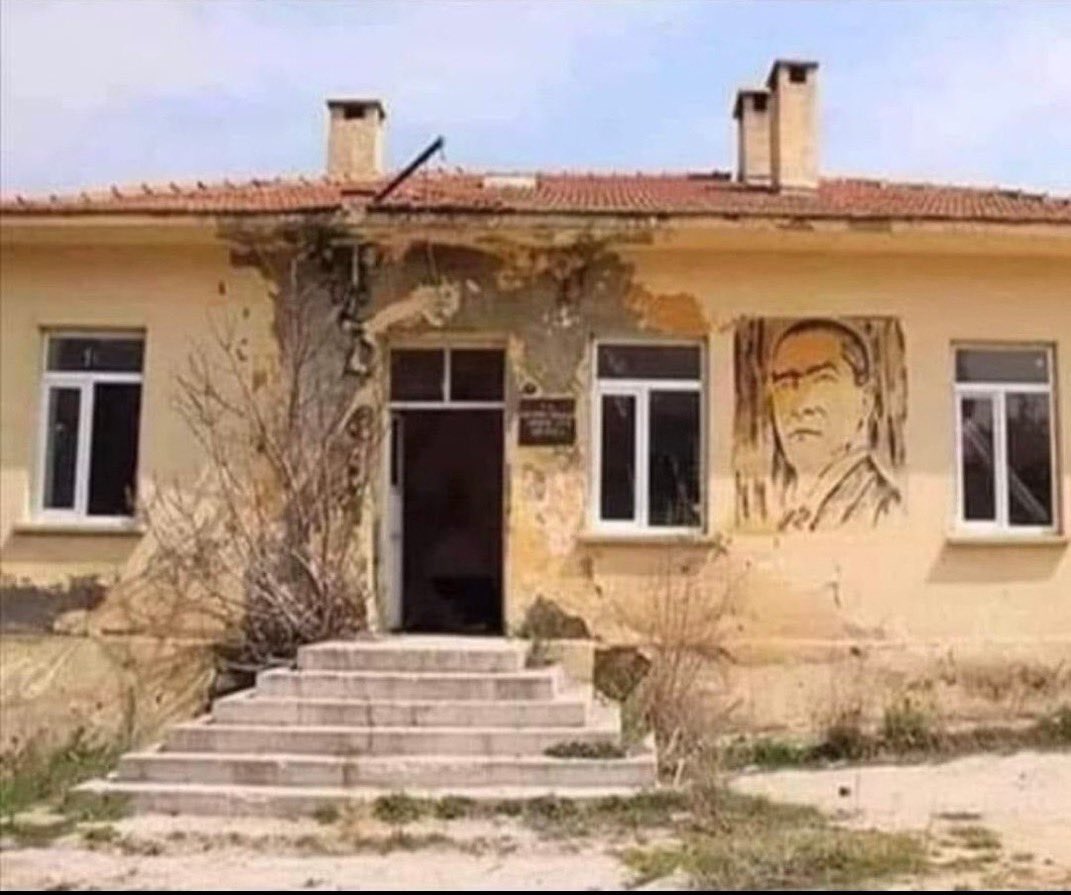 CebeNoyan_06's tweet photo. Köylüyü bitirmenin en etkili yolu neydi?

Öğretmeni köyden çıkarıp köylüyü imama teslim etmek…

Bunu yaptılar.😢

Ve başardılar.
#sadeceTürk https://t.co/a86Mpv9cZC