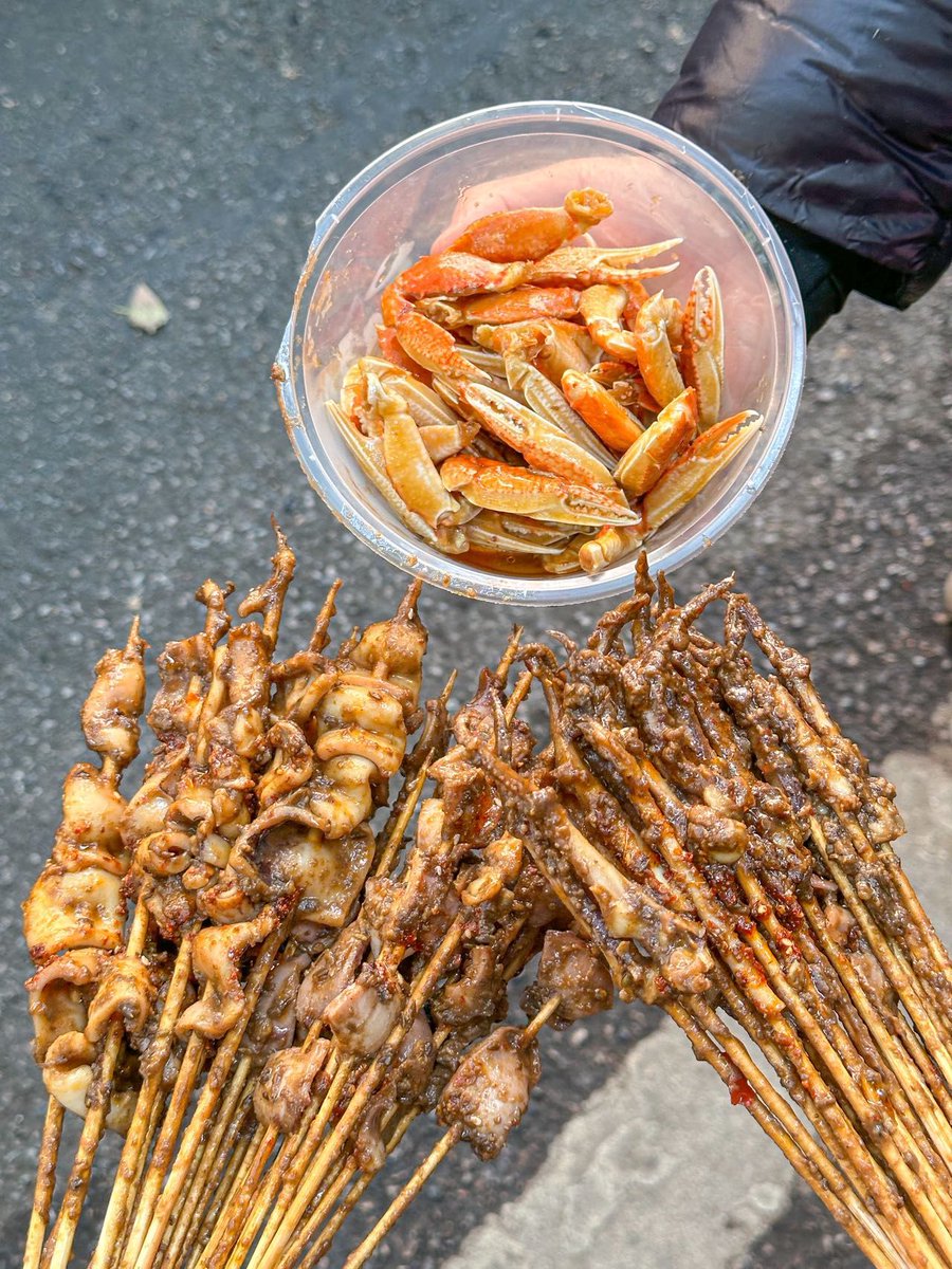 Joseraposo19's tweet photo. Crunchy spicy fried skewered squid, steaming hot right off the street cart—my midday pick-me-up hits different in this rainy city! https://t.co/Bjpfe5e7Ki