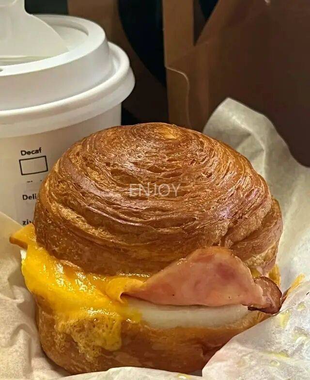 TerranceB17's tweet photo. Freshly baked cro still warm from the oven, oozing salted butter as I bite into it—morning bliss in 10 seconds flat. https://t.co/dHTXsLBNsf