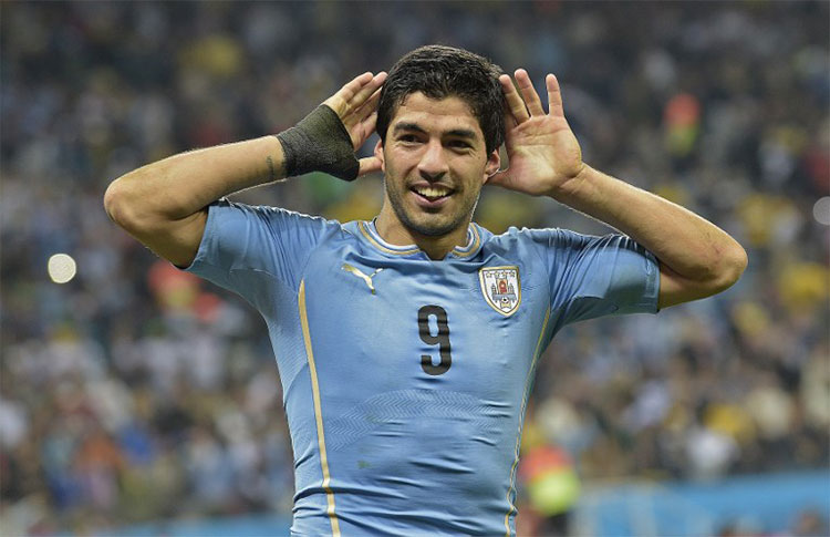 lavidatricolor's tweet photo. Quedamos afuera EN FASE DE GRUPOS contra Cabo Verde y Arabia. Valverde desaparecido, Darwin hasta perdió el puesto, Araujo y Giménez SE CAGARON y no jugaron.

Ah, pero Forlán cita a Suárez a un amistoso y ya saltaron todos los manyas cogidos a llorarlo.

LES DUELE SUÁREZ, SÍ. https://t.co/dHDYv15VF0