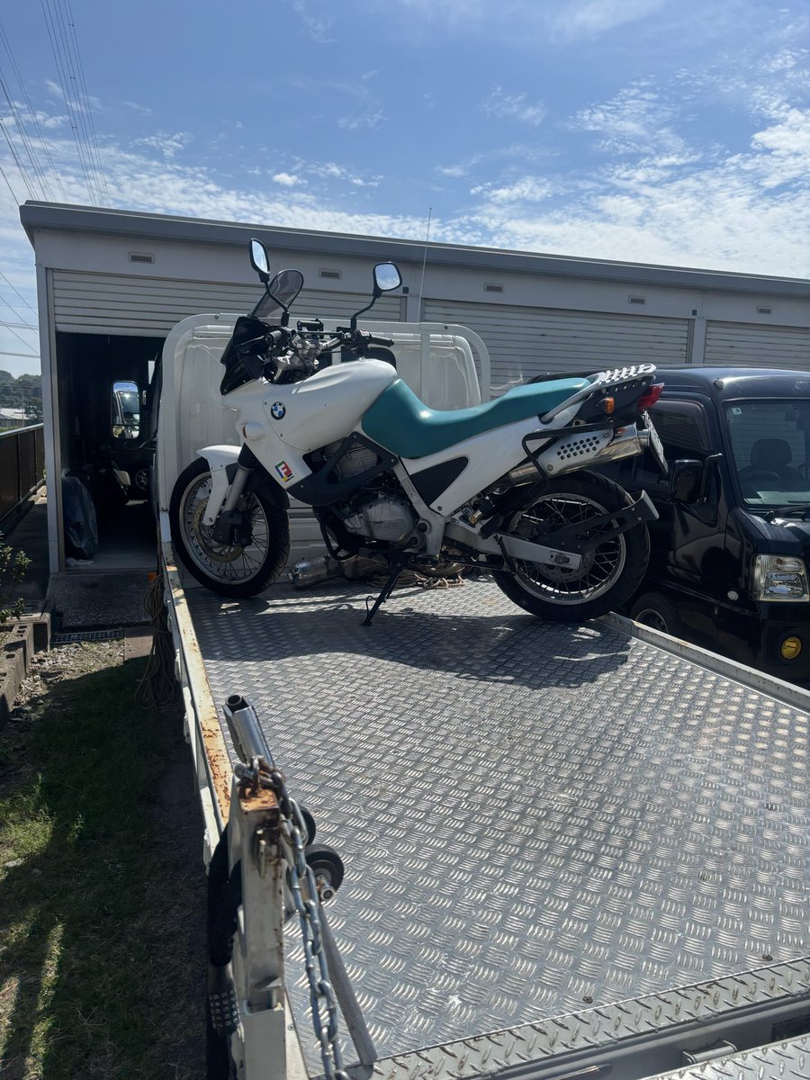 geminass191's tweet photo. 32年間ワンオーナーで乗り続けたバイクとお別れしました…21歳の若造がBMWに足を突っ込んで以来、53歳まで乗り続けたなんて買った当時は思いもしなかったな…購入したディーラーは随分と前に倒産。その後に面倒見て貰ってたお店もBMWの看板下ろして久しく潮時ですわ… https://t.co/uJq2e69Mg9