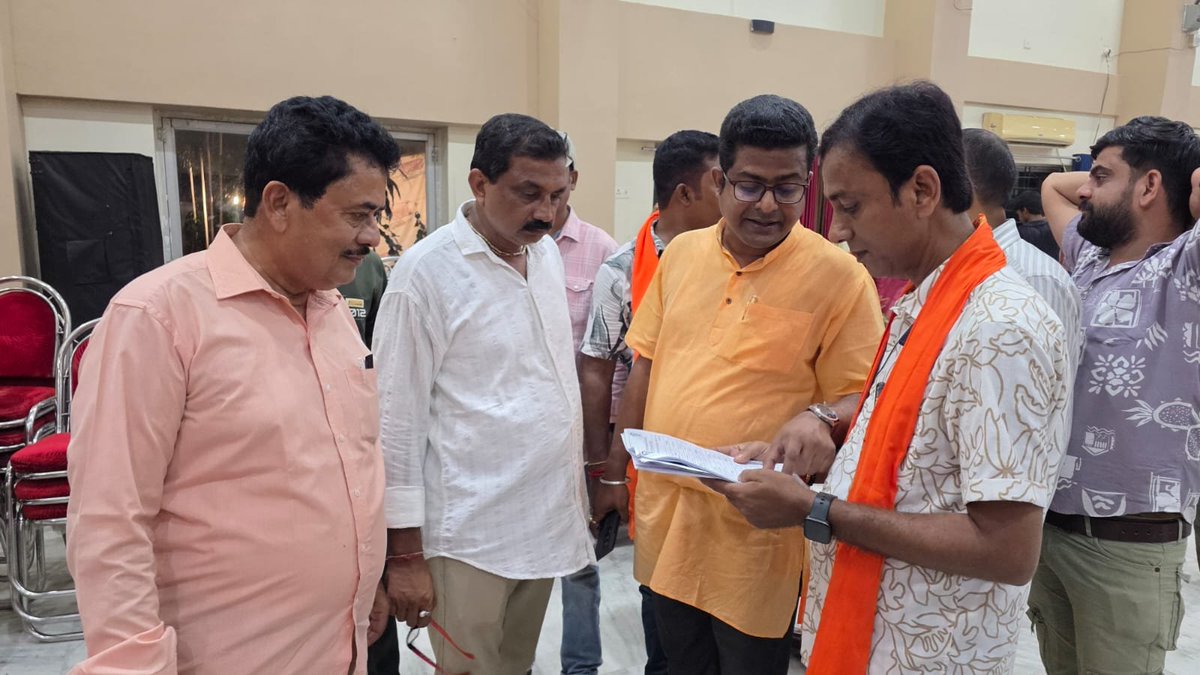 RajputSoumyajit's tweet photo. চেয়ার সোফা নিজের হাতে নিয়ে সরিয়ে কারা কাজ করছে দেখতে পাচ্ছেন ? বিজেপি বীরভূম জেলা সভাপতি শ্রী উদয় শঙ্কর ব্যানার্জী সহ জেলার অন্যতম সাধারণ সম্পাদকদ্বয় শ্রী শ্যাম সুন্দর গড়াই ও শান্তনু মন্ডল।
#udayshankarbanerjee #bjp4birbhum #PartyWithDifference #BJPGovernment #modiji #BJP https://t.co/JTryhS23Ly