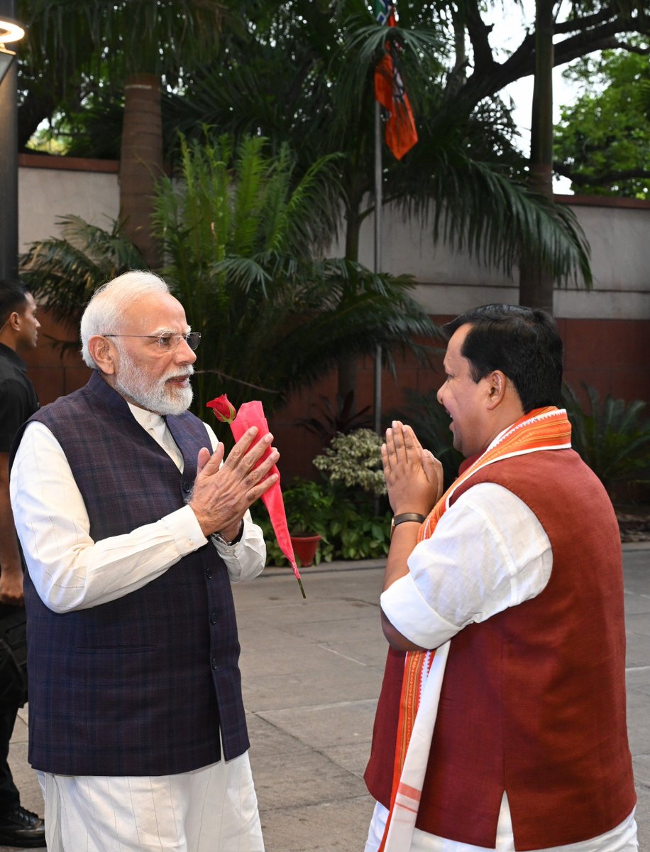 NitinNabin's tweet photo. Welcomed Hon’ble Prime Minister Shri Narendra Modi Ji on his arrival at the Party HQ today.

@narendramodi https://t.co/m70o0GkC6P