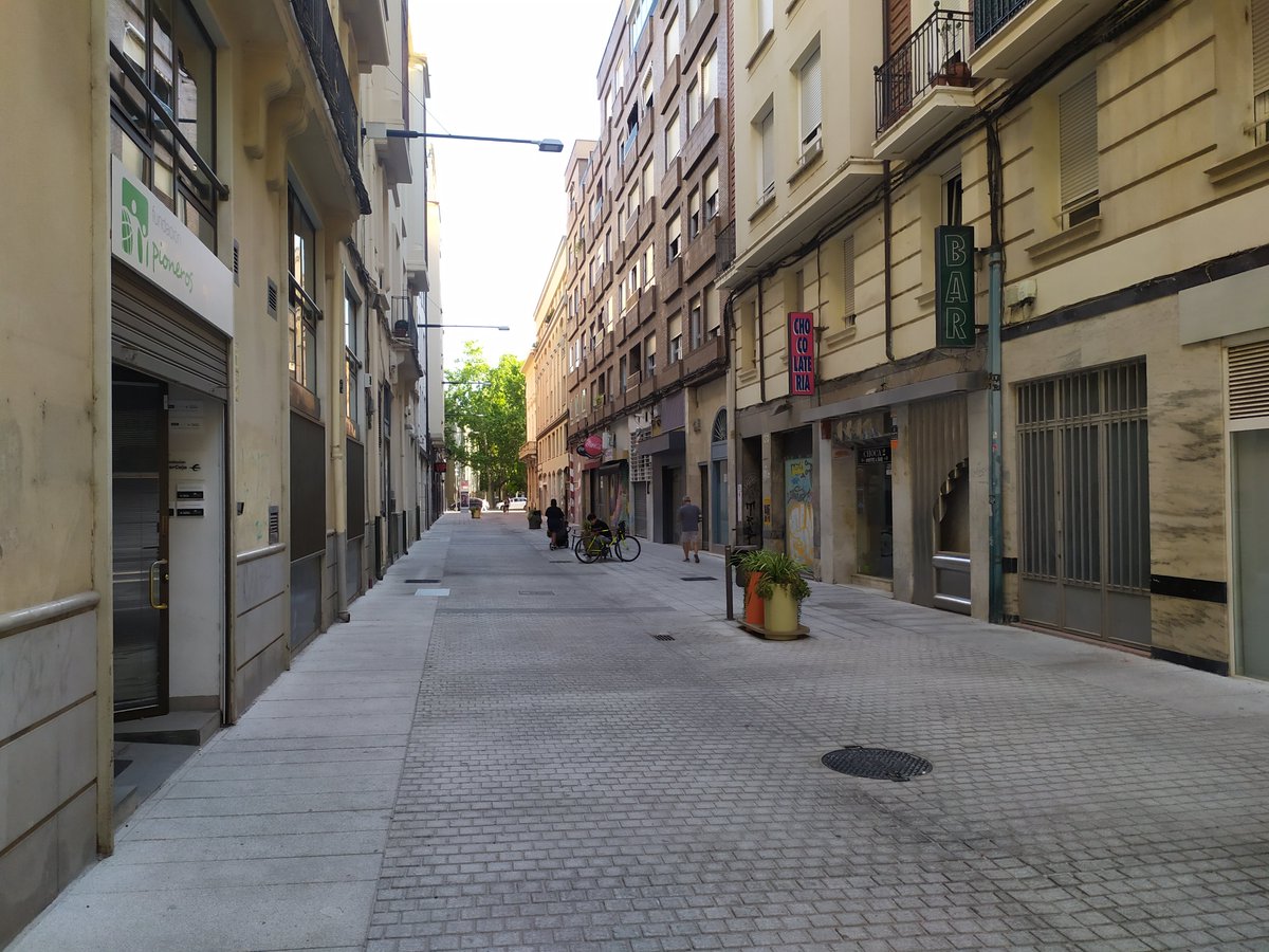 LHabitable's tweet photo. El resultado de la reurbanización de la calle Beti Jai de Logroño. 
Pobre mobiliario, sin alma, triste, como para salir del paso, con desgana. 
¿Lo de la vegetación?  Ya para otro día. 
Así son las cosas @AytoLogrono 
Así las contamos. https://t.co/fm6YBP08xk