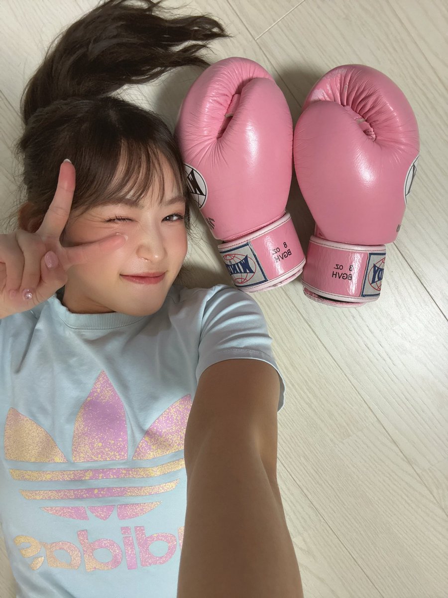 mapiro1455202's tweet photo. 韓国のボクサーの間で流行ってる撮り方？🇰🇷🤍✨
可愛かったからマネしてみた🤭💓
#女子格闘家 #キックボクシング #ボクシンググローブ #相棒 #大切 #いつもありがとう #大好き #adidas #日本 #韓国女子 #かわいい #女子キックボクシング #ハート https://t.co/Q6bKm4D67a