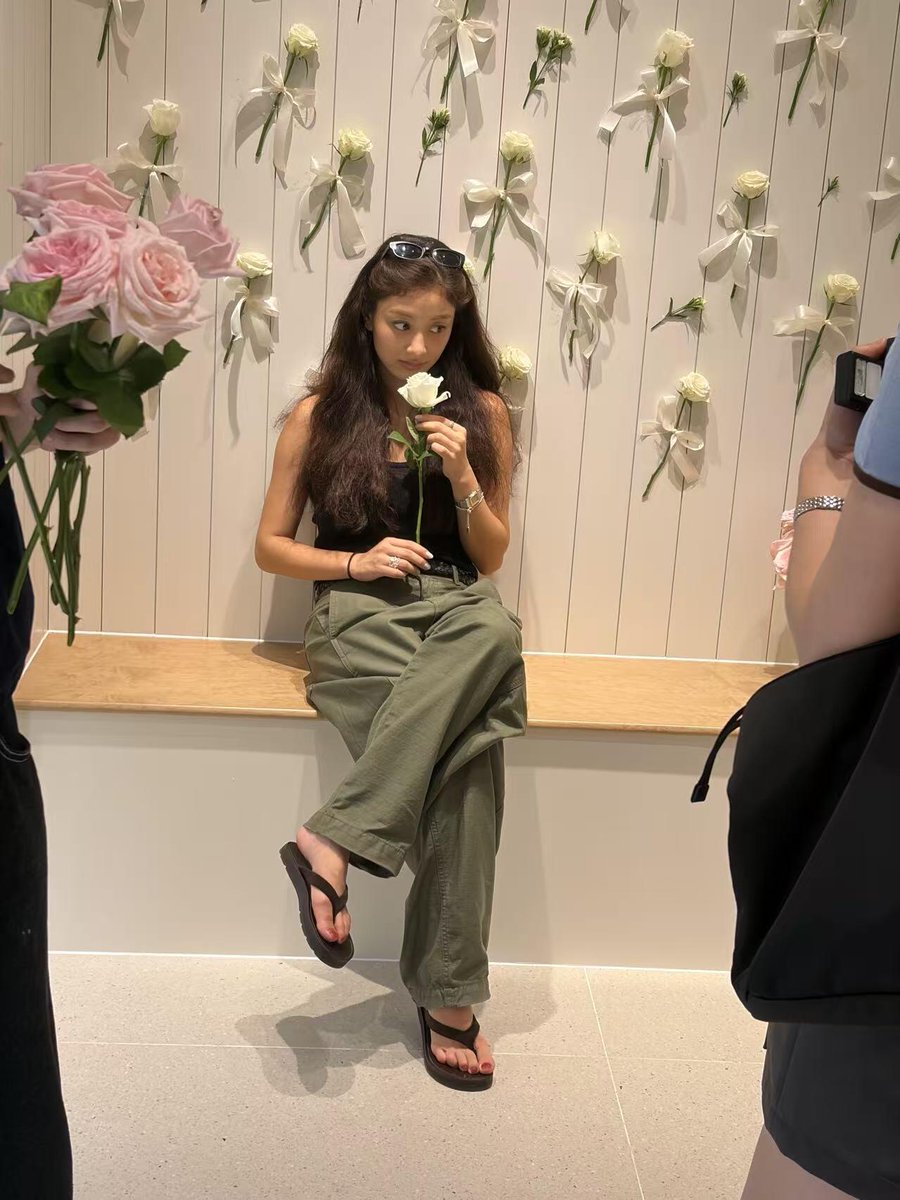 twicelit's tweet photo. Jihyo spotted at the GROVE Store in Shanghai today (Nayeon is the ambassador for this brand) 🛍🛍
🔗 https://t.co/ktjPoCsre6

#지효 #JIHYO #ジヒョ #TWICE #트와이스 @JYPETWICE https://t.co/mduCTNNKG7