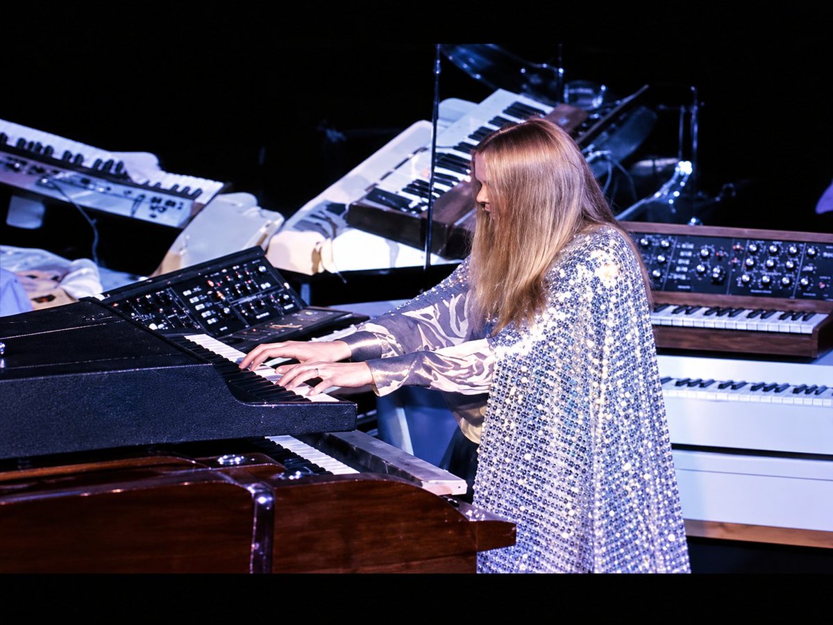 Hot_Pepper76's tweet photo. When you're bored during your own concert you order takeout.

At least that's what Rick Wakeman did.

During Yes's "Tales from Topographic Oceans" tour in the 1970s, Wakeman had long stretches during the performance where he had little or nothing to play.

So his keyboard tech went out and came back with Indian takeout.

DoorDash, 1970s style.

Not backstage.

Onstage.

Wakeman spread dinner across his keyboards, grabbed a pint of beer, and started eating while the rest of the band kept playing.

And because apparently this wasn't strange enough, bassist Chris Squire reportedly wandered over and helped himself to a poppadom.

Imagine paying to see one of the biggest progressive rock bands in the world and looking over to find the keyboard player having dinner.

Rick Wakeman saw no reason to wait until after the show.
