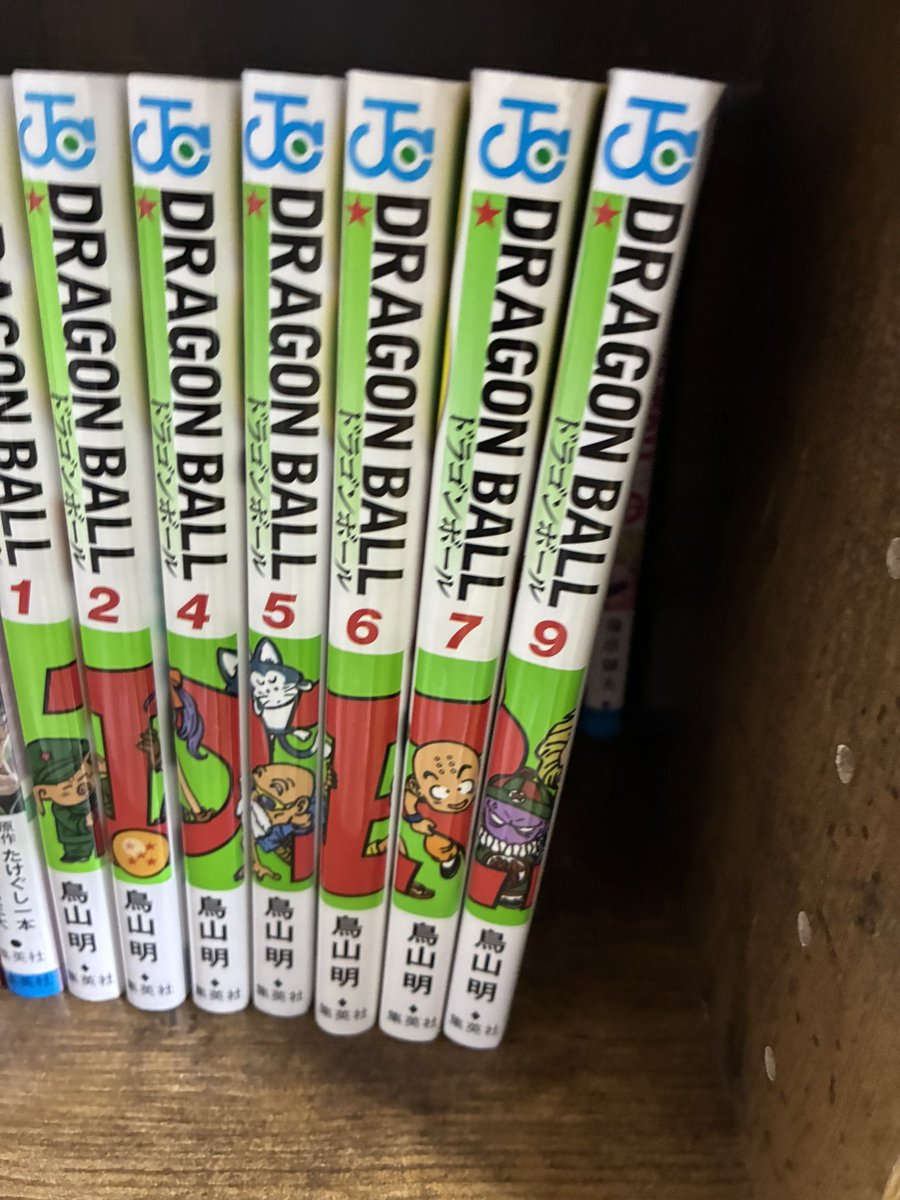 syarin_beatman's tweet photo. 息子がドラゴンボール読んでみたいって言うから新装版方のカバーの本を買って20年振りくらいに読み直してる。家族全員ハマって読んでる。まだ9巻までだけど悟空が純粋過ぎてこの年になると自然と涙出てくる。孫悟飯との再会は本当いい。 https://t.co/WOBQQG5y3b