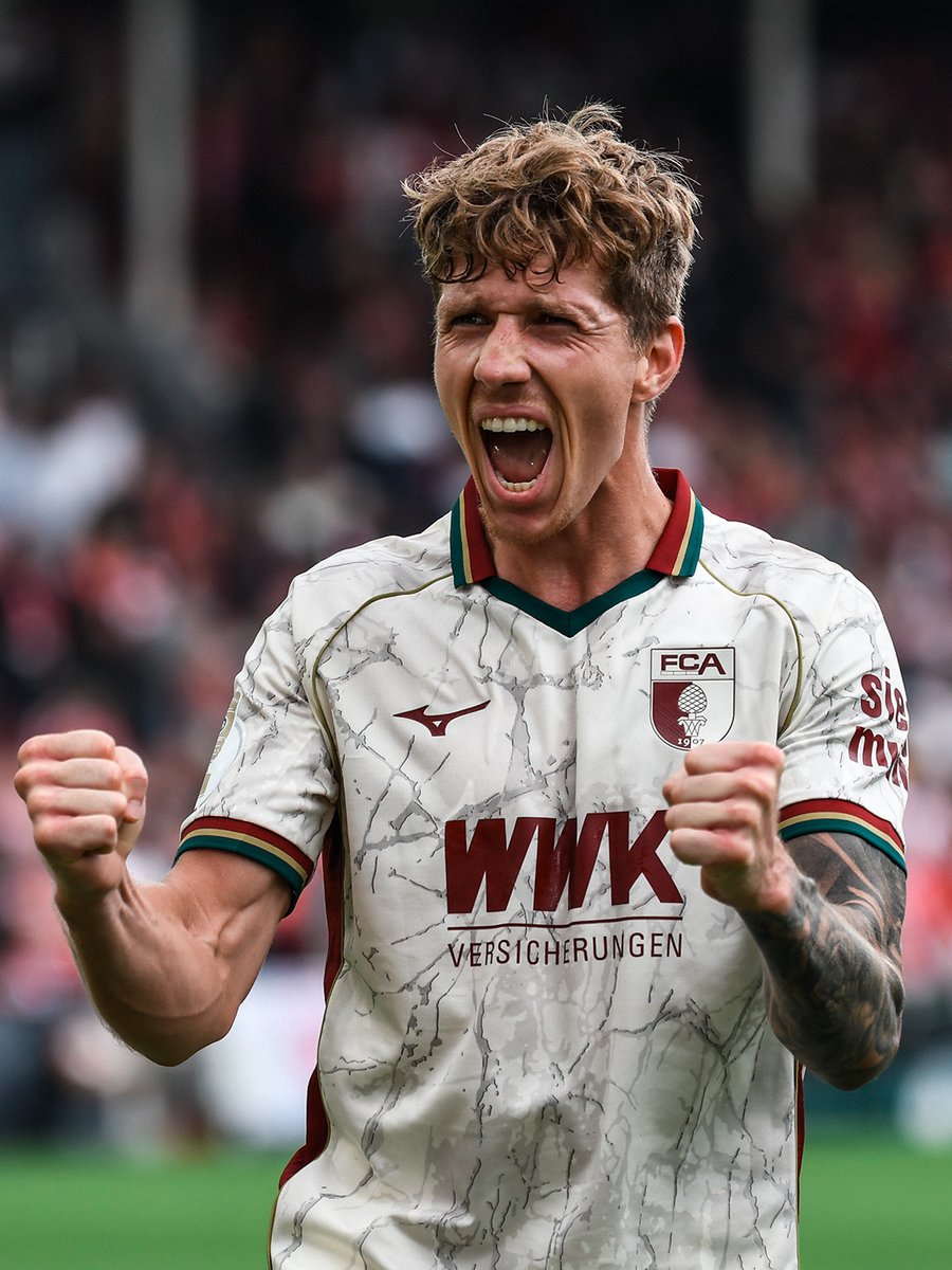 FCAugsburg's tweet photo. Der Moment, wenn Du in der Nachspielzeit den Deckel drauf machst! 😮‍💨👏🏆

#FCEFCA https://t.co/39OBG8nuVi