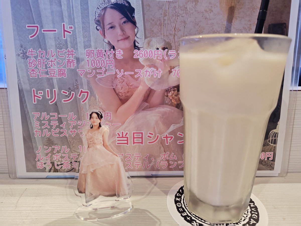 ysc_yy's tweet photo. エゴのココアちゃんバースデーエンカに行ってました🤟
お誕生日めでたい🎂
ドレス姿がかわいかったし、アクスタもとてもよきです👸✨ https://t.co/B5bLrPvRoB