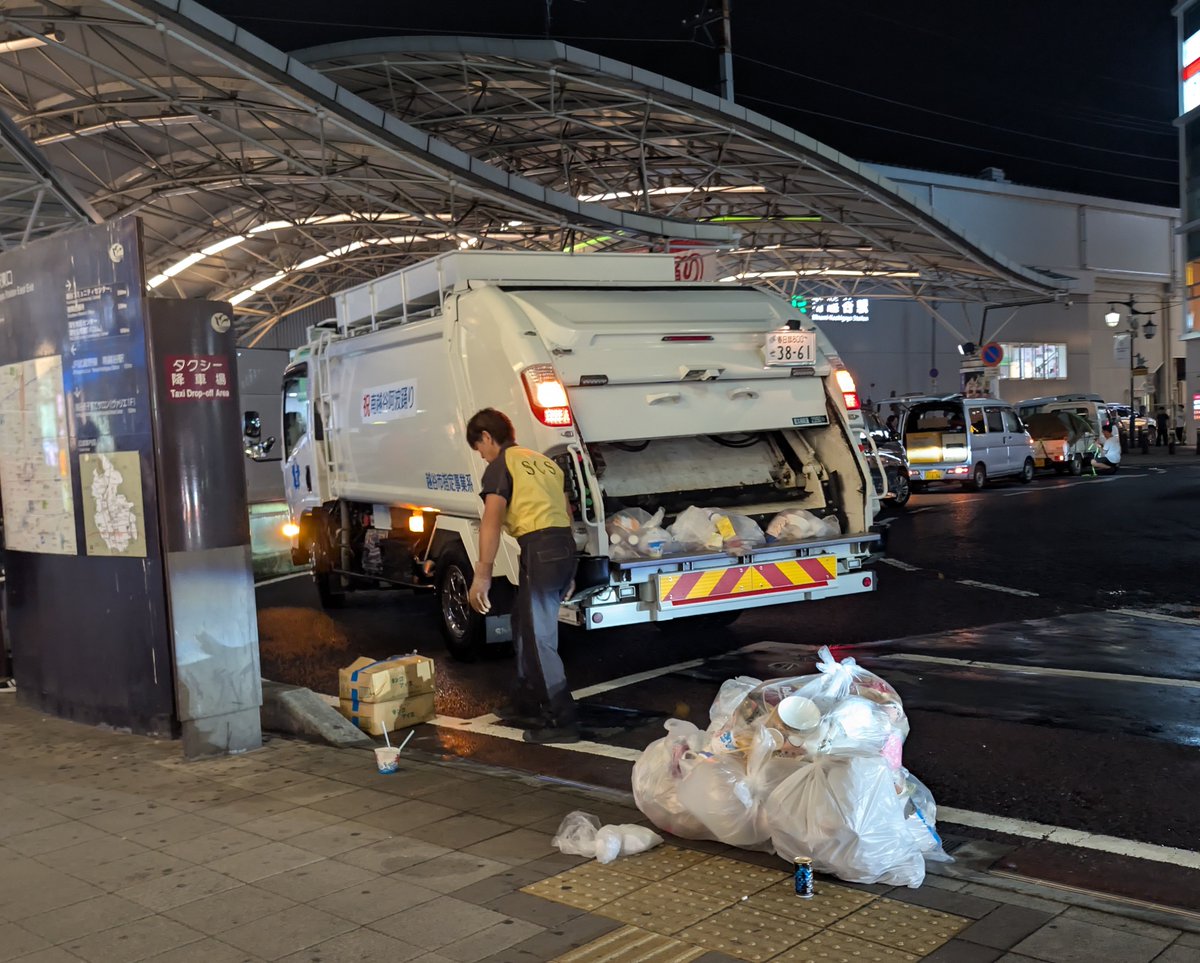 kingsuguru96's tweet photo. 南越谷阿波踊りで、
さっき終わったばかりでもう
パッカー車が来て
ゴミを回収してる。
あと踊り手さん達も踊りが終わって
まだ間もないのにゴミ収集回収して
て凄いと思いました。 https://t.co/HMBijOZWqs