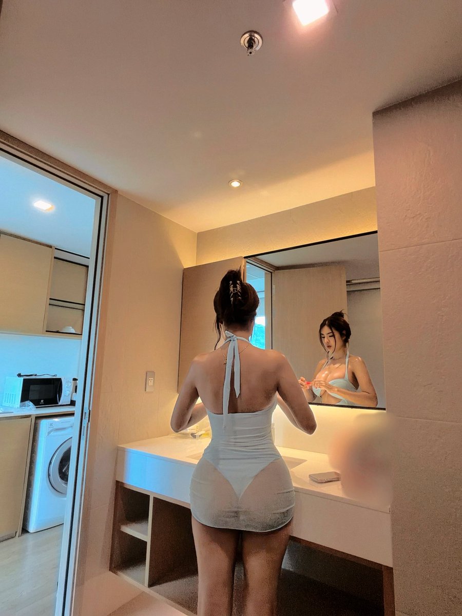 urslvtgirl's tweet photo. Looking beautiful, charming, sexy, and making sure your husband is happy is a true obligation. 🤍 https://t.co/QcK1UEc1RM