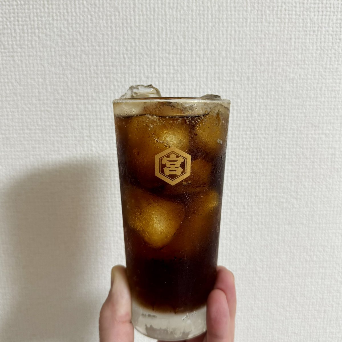 haru_minimal's tweet photo. おつまみケバブセット。

これにコーラが付いて800円。

焼酎コークハイで乾杯。 https://t.co/ZRdGdE53Lv