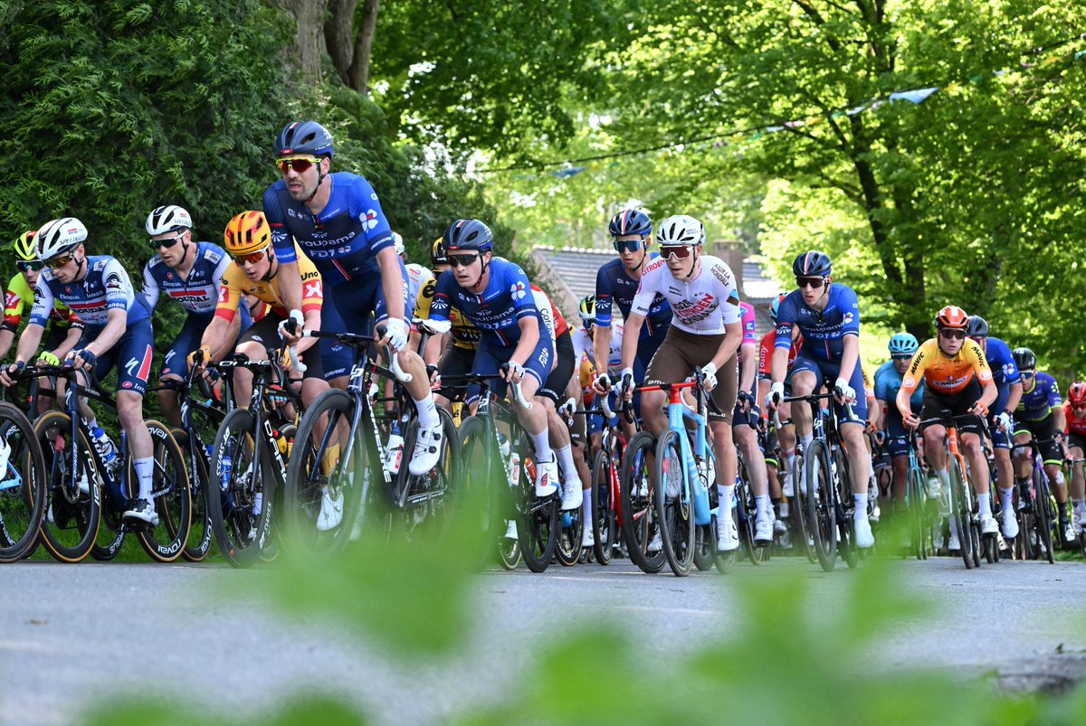 hautsdefrance's tweet photo. 🚴‍♂️ Incontournables de la rentrée, les courses cyclistes s’apprêtent à animer les routes des #hautsdefrance !

🚵‍♂️ Entre légendes centenaires et ambiance populaire, ces classiques font vibrer toute la région ! 

💻 Le calendrier 👉 https://t.co/Hg46OBUsUJ https://t.co/vMXqRrV54p