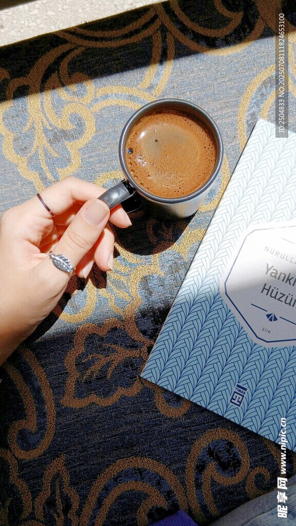 l_illianaer's tweet photo. Chilling with iced coffee and a good book—my perfect lazy Sunday vibe. https://t.co/dvjIWjVBAB