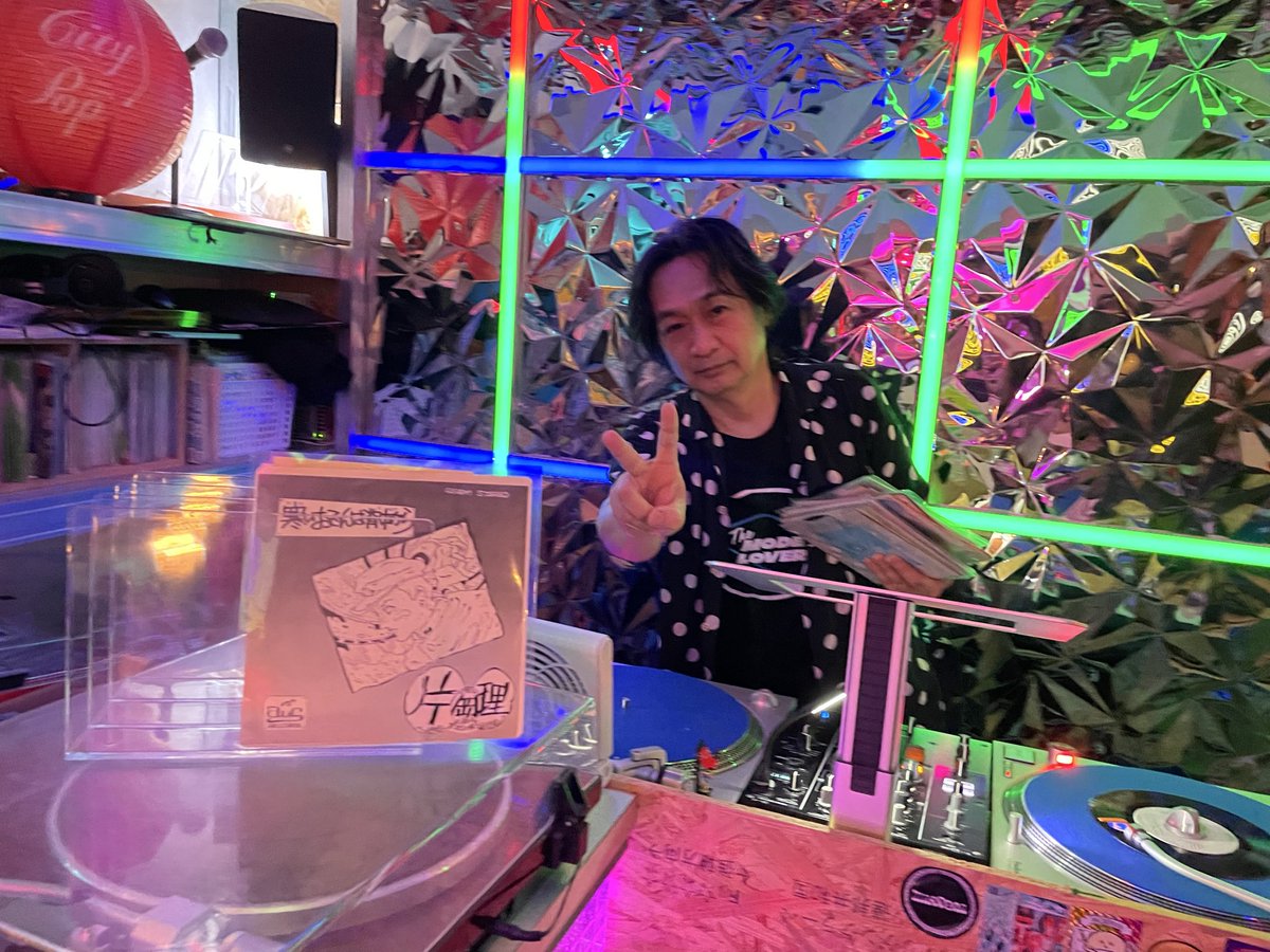 KatayamaS's tweet photo. 西荻窪bar OPKでのDJイベントへ。
サミー前田さんが片岡理ソロEPの「寒いおでんは背中から」と「東京の新聞」かけてくれたー https://t.co/si9z7wl2fI
