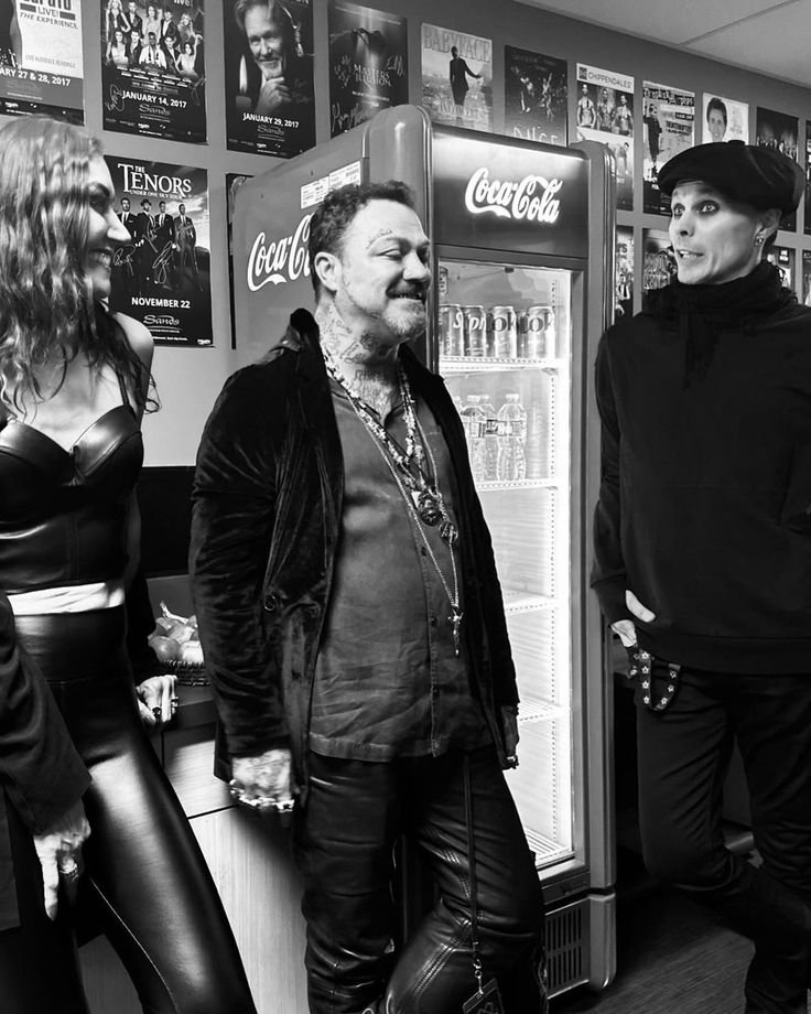acervillevalo's tweet photo. ville valo conversando com seu ex ficante tóxico após anos sem nenhum contato em frente a uma geladeira cheia de coca cola sprite e água https://t.co/7N07bqyF4B