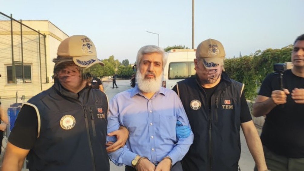 tkcmedya's tweet photo. 💢Son Dakika | Alparslan Kuytul ve eşi dahil 56 şüpheli, adliyeye sevk edildi. https://t.co/gwWfzRXhks