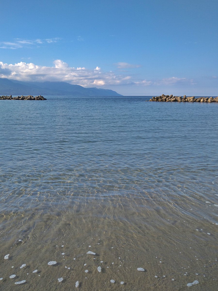 NanaSan45057966's tweet photo. 本日の海🌊
青空と青く透明な海🌊

だが 暑い💦
#佐渡 #海 https://t.co/NGTd4NU6Cf