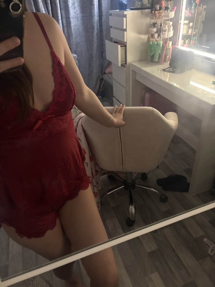 Princessskaixxx's tweet photo. Worship what you will NEVER touch😂 and then pay for the privilege🥱.
#feetandfindom #britishbrat #worshipme #spoilme https://t.co/Vk50e4skwq