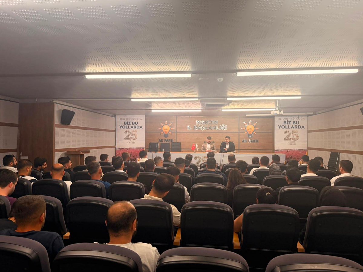 AKGenclikMardin's tweet photo. 26 Ağustos Malazgirt Programımız, yeni üyelik çalışmalarımız, mahalle teşkilatlarımızın faaliyetleri ve gençlerimize yönelik çalışmalarımızı değerlendirdik.

Bölge Koordinatörümüz Sn. Ferdi ŞENEL’in katılımıyla verimli bir istişare gerçekleştirdik. https://t.co/H5XZcijtKb