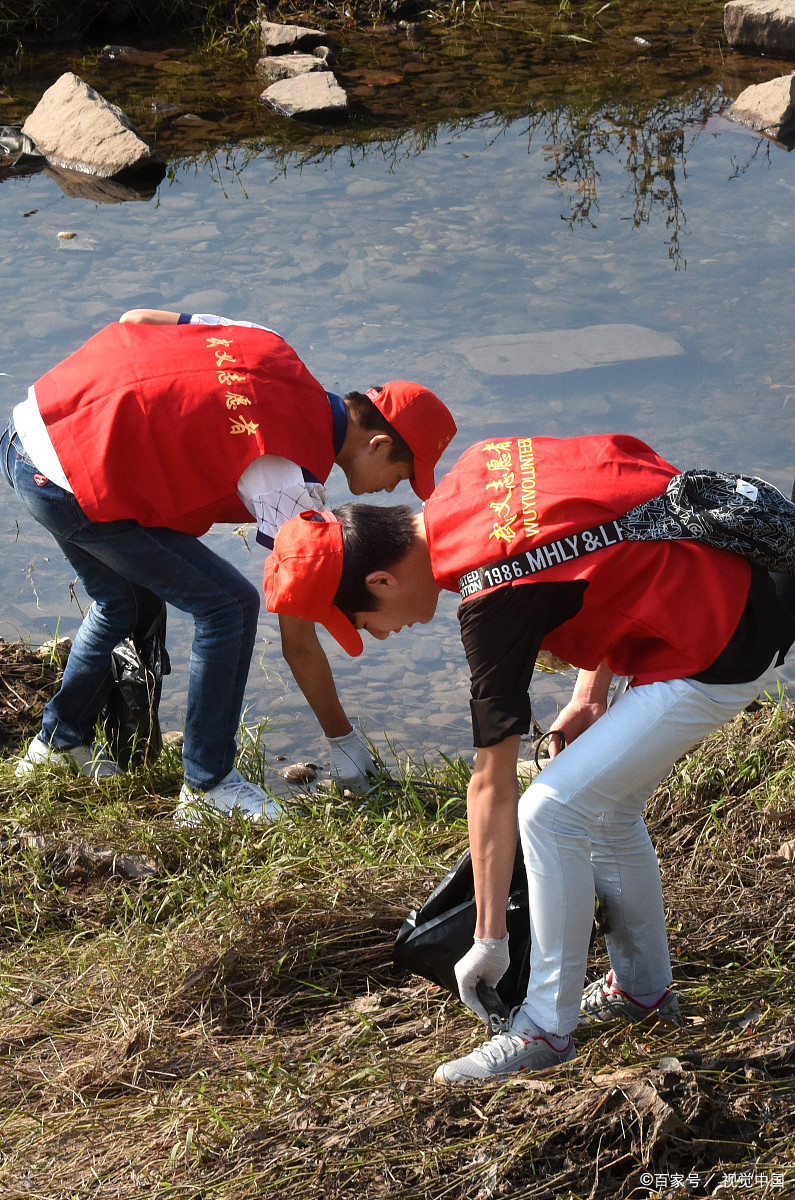 Jjordanboy's tweet photo. Just wrapped 8 hours of community clean-up at the downtown riverfront! Picked up 12 bags of trash, hung with awesome volunteers, and seeing the river look clearer Total win.  #VolunteerDay https://t.co/DfYLLsLmyu