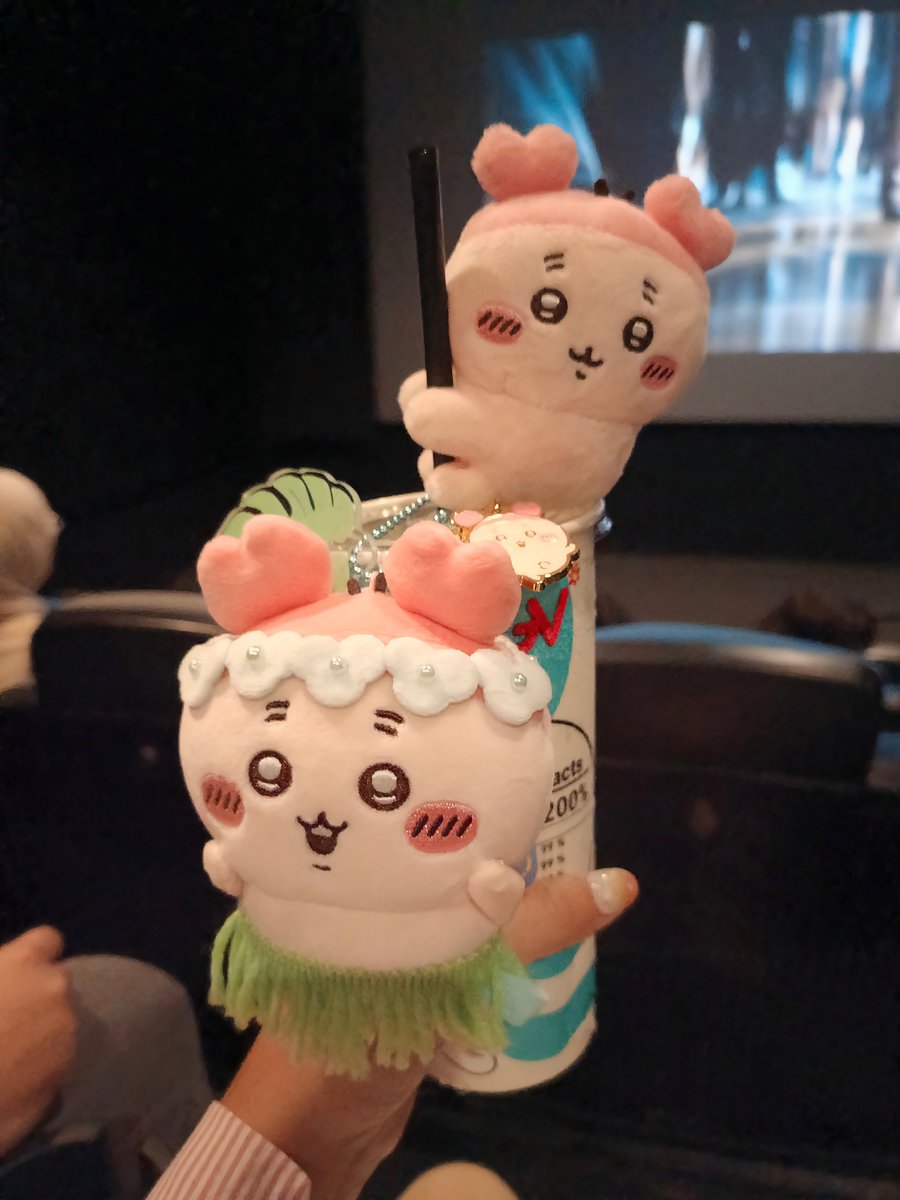 yuecyy's tweet photo. I brought Kani chan to watch the Chiikawa movie in GI 🦀🌸💕 https://t.co/tILC4FjAyx