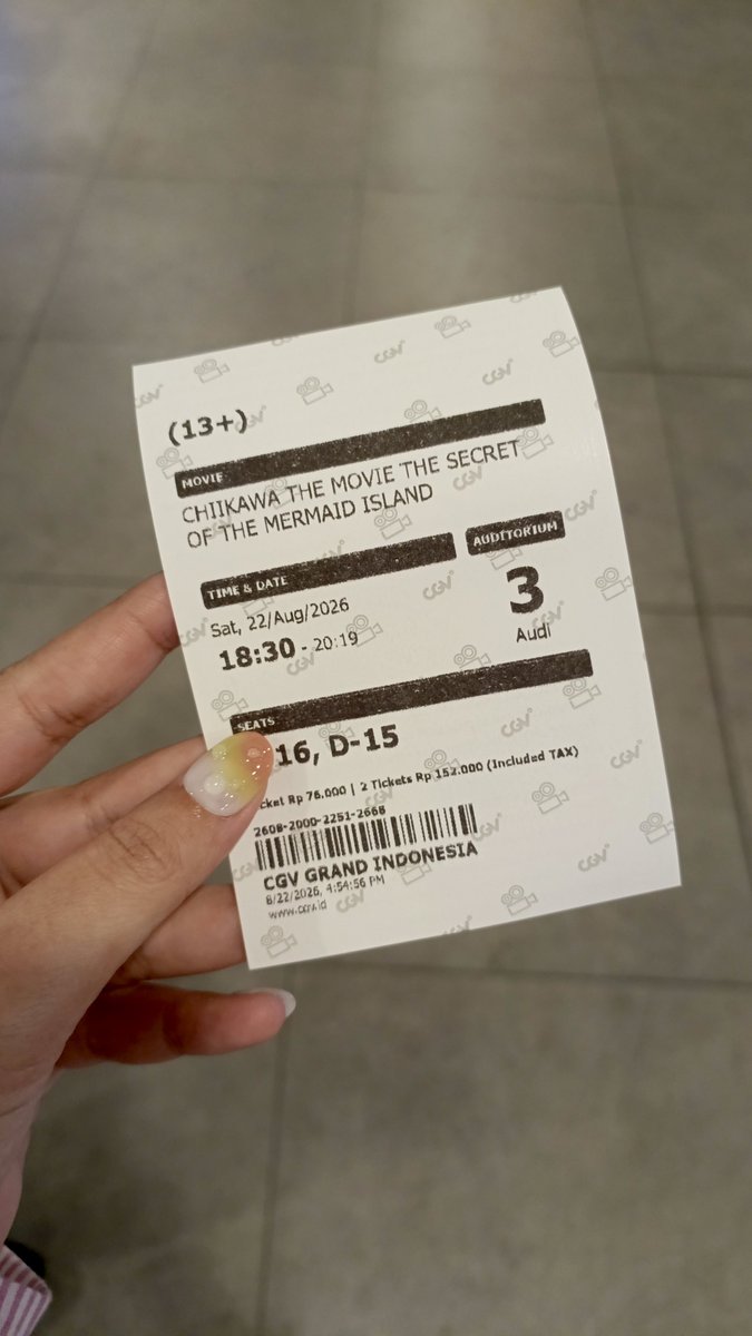 yuecyy's tweet photo. I brought Kani chan to watch the Chiikawa movie in GI 🦀🌸💕 https://t.co/tILC4FjAyx