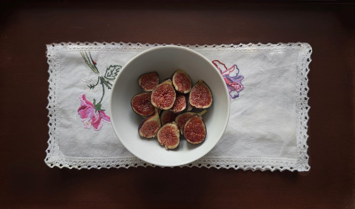 gyeoIbi's tweet photo. imagine having a fig tree in your garden when it’s literally your favorite fruit https://t.co/LKUwbFtLni