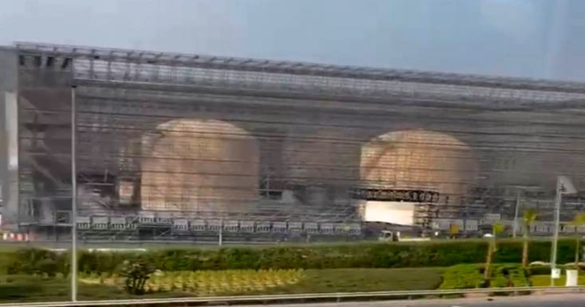 Currentreport1's tweet photo. JUST IN:

UAE has begun protecting its fuel tanks with metallic cages against drone attacks.

The cages may offer some protection against drones, but a successful missile strike could cause far more damage than a drone attack. https://t.co/dcsWSrrzoV